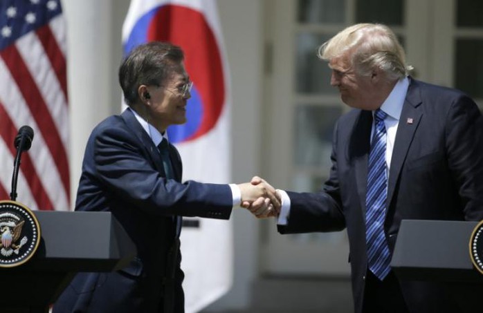 Ông Donald Trump kêu gọi Hàn Quốc cứng rắn với Triều Tiên - Ảnh 1.