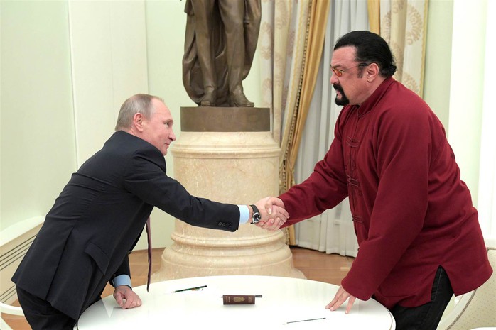 Chơi thân với Putin, tài tử Steven Seagal bị Ukraine cấm cửa - Ảnh 3.