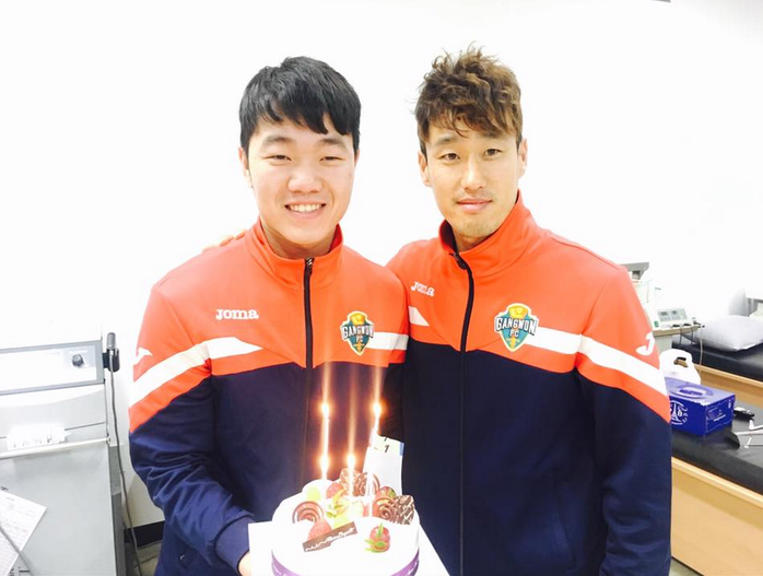 
Xuân Trường (trái) mừng sinh nhật lần thứ 22 tại Hàn Quốc Ảnh: Mộc Nghênh
