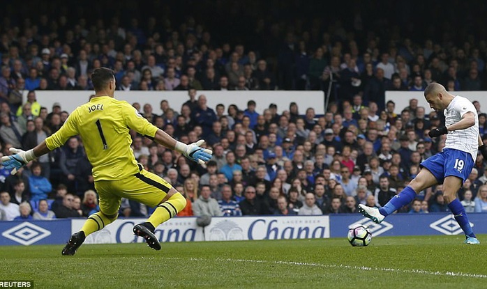 Slimani gỡ hòa cho Leicester