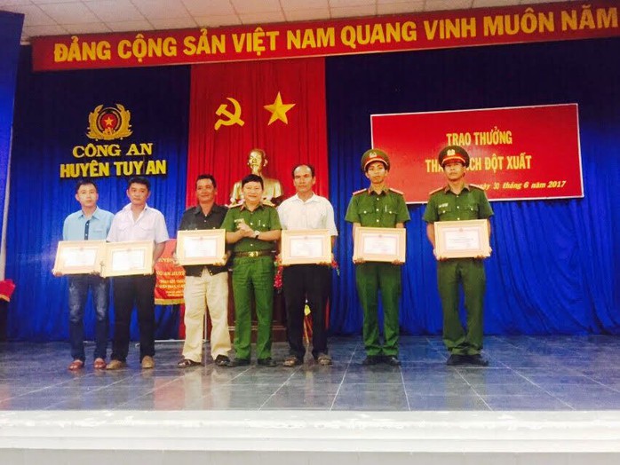 4 nông dân được thưởng đột xuất vì vây bắt cướp - Ảnh 1.