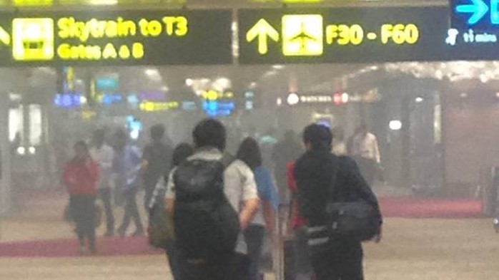Sân bay Singapore hỗn loạn vì cháy - Ảnh 1.