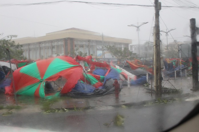 Phú Yên ách tắc, 6 người chết, mất tích vì bão số 12 - Ảnh 6.