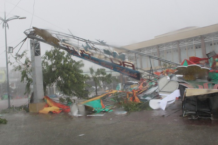 Phú Yên ách tắc, 6 người chết, mất tích vì bão số 12 - Ảnh 7.