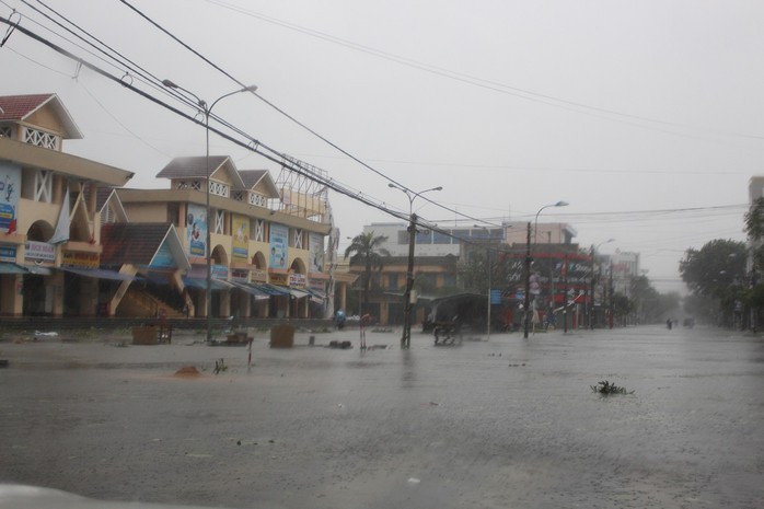 Phú Yên ách tắc, 6 người chết, mất tích vì bão số 12 - Ảnh 10.