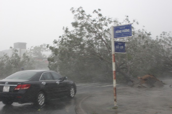 Phú Yên ách tắc, 6 người chết, mất tích vì bão số 12 - Ảnh 12.