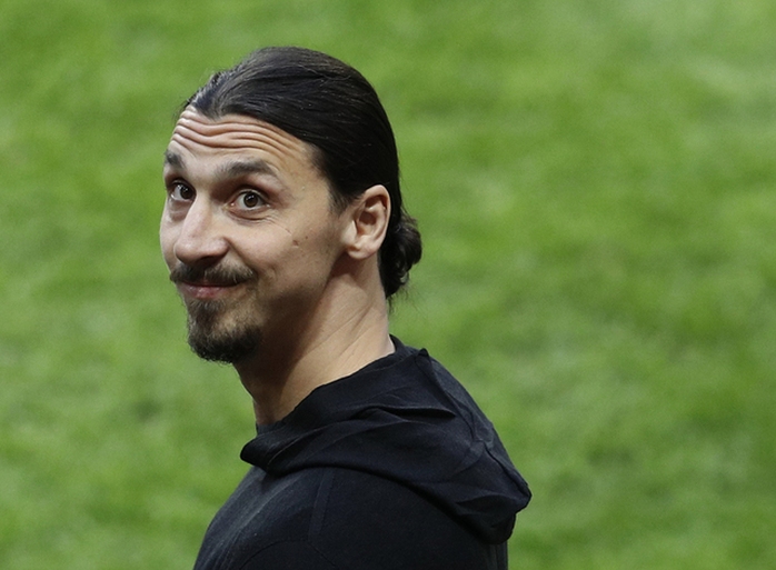 Sốc với món quà của fan M.U dành cho Ibrahimovic - Ảnh 3.