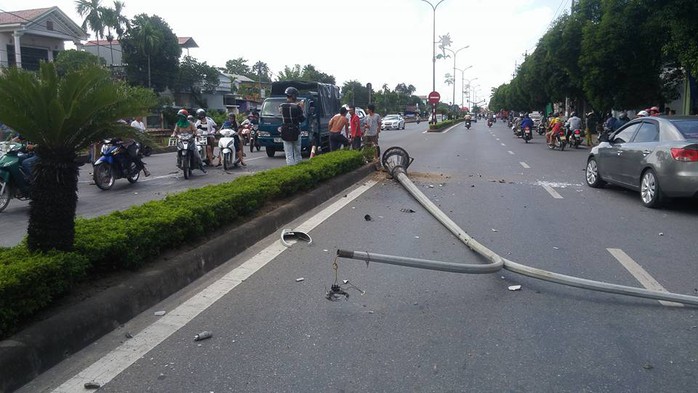 Taxi tông gãy cột điện, 3 người bị thương - Ảnh 2.