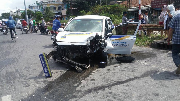 Taxi tông gãy cột điện, 3 người bị thương - Ảnh 1.