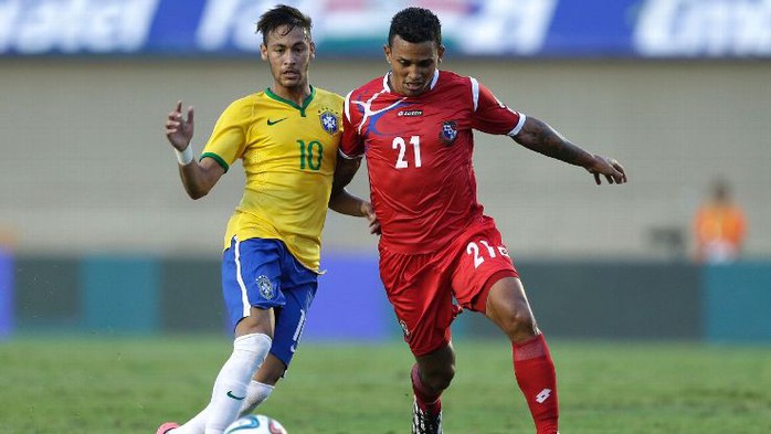 
Tiền vệ Amilcar Henriquez (phải) trong một lần đối đầu Neymar của Brazil
