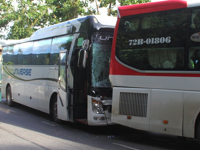 Xe khách đụng nhau trên đèo Bảo Lộc, hơn 80 người hoảng loạn - Ảnh 1.