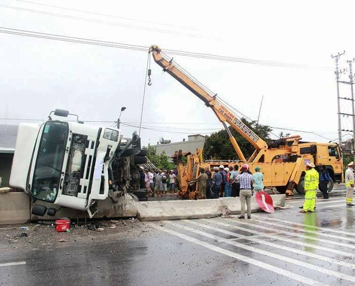 Tai nạn giữa tâm bão, một xe tải bị lật nghiêng gây ùn tắc - Ảnh 2.