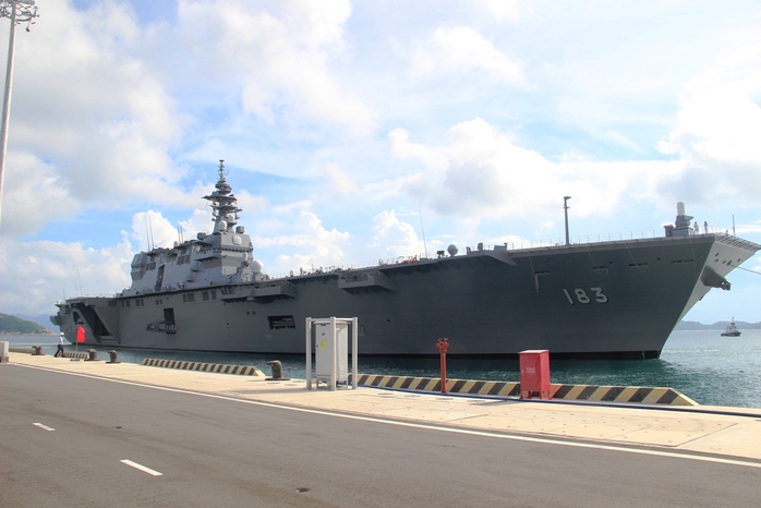 Cận cảnh tàu hải quân Nhật, Mỹ thăm Cam Ranh - Ảnh 1.