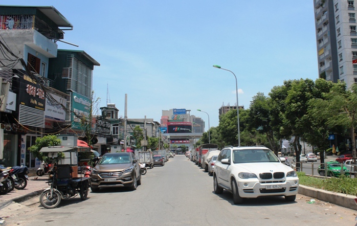 Ngỡ ngàng Hà Nội hoang vắng giữa trưa nắng thiêu đốt - Ảnh 3.