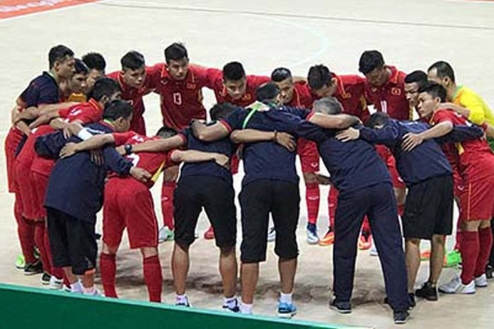 Hạ chủ nhà, futsal Việt Nam vào tứ kết AIMAG 5 - Ảnh 1.