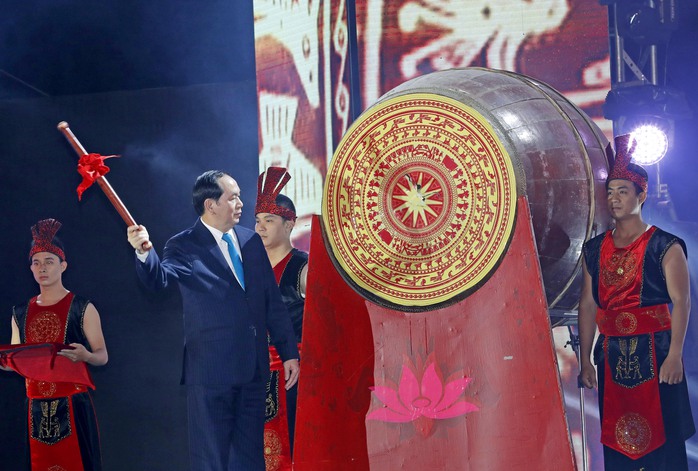 
Chủ tịch nước Trần Đại Quang đánh trống khai mạc lễ hội Mùa du lịch Cửa Lò
