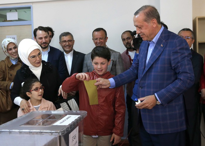 
Tổng thống Thổ Nhĩ Kỳ Tayyip Erdogan (phải) bỏ phiếu trong cuộc trưng cầu ý dân tại TP Istanbul ngày 16-4. Ảnh: Reuters
