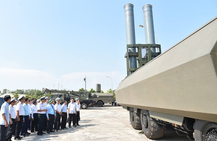 
Thủ tướng Nguyễn Xuân Phúc đến kiểm tra công tác huấn luyện, sẵn sàng chiến đấu của Lữ đoàn Tên lửa bờ 681, Vùng 2 Hải quân - Ảnh: Quang Hiếu
