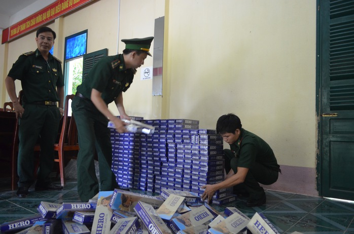 
Lực lượng chức năng kiểm đếm số thuốc lá lậu do vợ chồng Nguyễn Văn Hơn vận chuyển bằng tàu cá từ Campuchia về Việt Nam.
