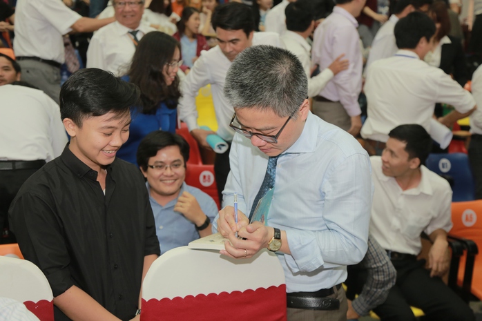 
GS Ngô Bảo Châu ký tặng sinh viên Trường ĐH Duy TânẢnh: C.T.V
