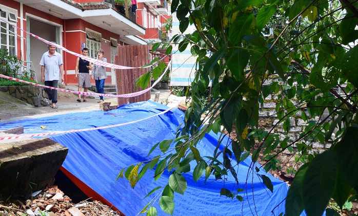 
Taluy tại chung cư Đỏ ở đường Khe Sanh, TP Đà Lạt bị sạt lở nghiêm trọng do mưa lớn
