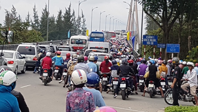 Né trạm Cai Lậy, kẹt cứng trên cầu Rạch Miễu - Ảnh 1.