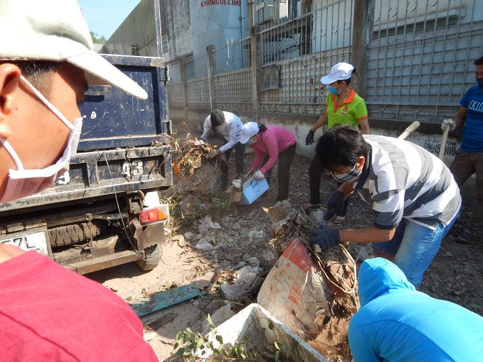 
Công nhân dọn dẹp, gom rác quanh khuôn viên doanh nghiệp
