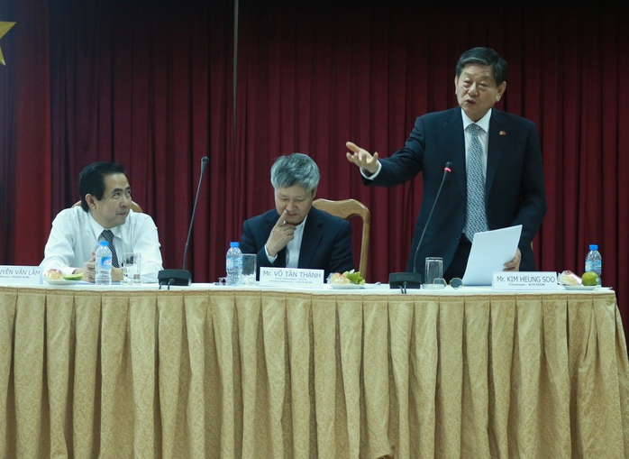 
Chủ tịch KOCHAM, ông Kim Heung Soo (đứng), nêu kiến nghị tại buổi gặp gỡ
