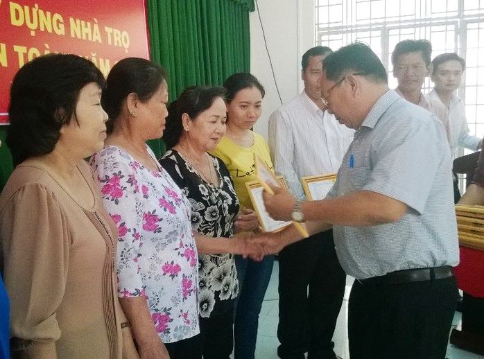 
Ông Nguyễn Thanh Phong, Phó trưởng Ban Dân vận Huyện ủy Hóc Môn, tặng bằng khen cho các tổ công nhân tự quản tiêu biểu

