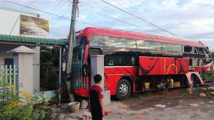 Ba xe giường nằm tông nhau, 3 người tử nạn - Ảnh 1.