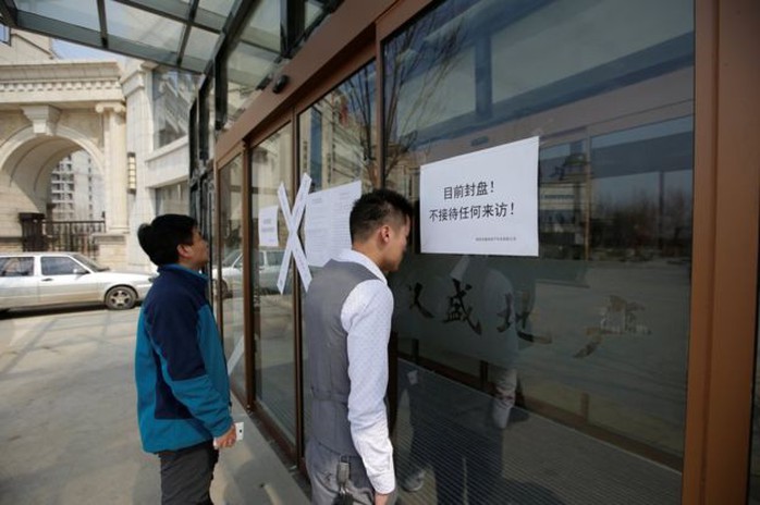 
Các văn phòng mua bán nhà đất ở Hùng An treo bảng đóng cửa Ảnh: REUTERS
