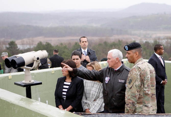 Phó Tổng thống Mỹ Mike Pence tại khu phi quân sự ngày 17-4Ảnh: REUTERS