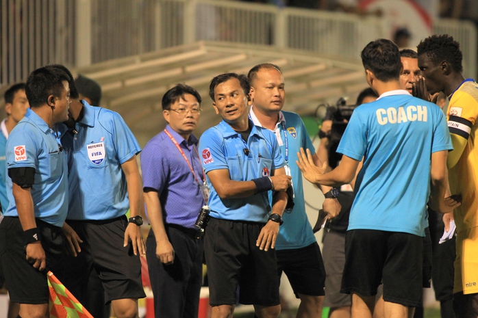Trọng tài Trần Xuân Nguyện và trợ lý Phạm Phú Hưng bị treo còi, cờ do những sai phạm làm hỏng trận đấu hay của HAGL và FLC Thanh Hóa