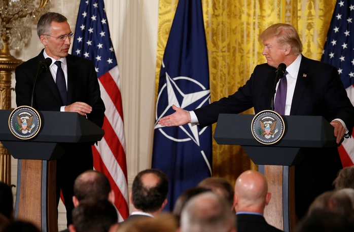 Tổng thống Mỹ Donald Trump và Tổng Thư ký NATO Jens Stoltenberg tại Nhà Trắng hôm 12-4 Ảnh: REUTERS