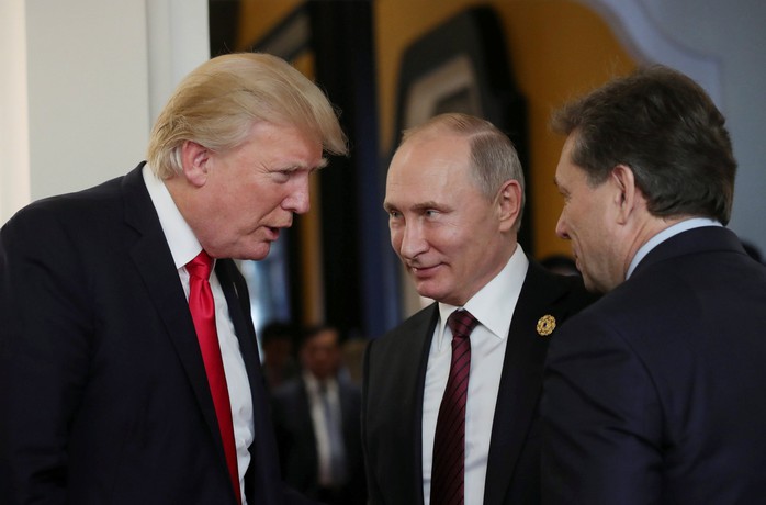 
Tổng thống Mỹ Donald Trump và Tổng thống Nga Vladimir Putin nói chuyện bên lề Hội nghị Thượng đỉnh APEC tại Đà Nẵng. Ảnh: Reuters
