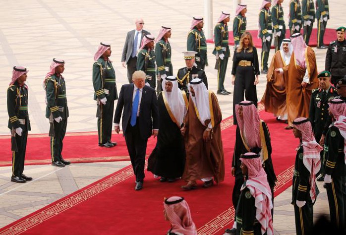 Quốc vương Ả Rập Saudi ra tận sân bay đón ông Trump - Ảnh 4.