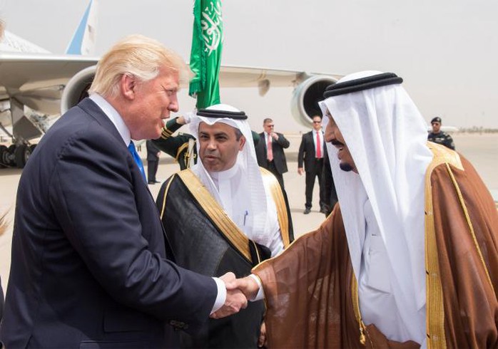 Quốc vương Ả Rập Saudi ra tận sân bay đón ông Trump - Ảnh 3.