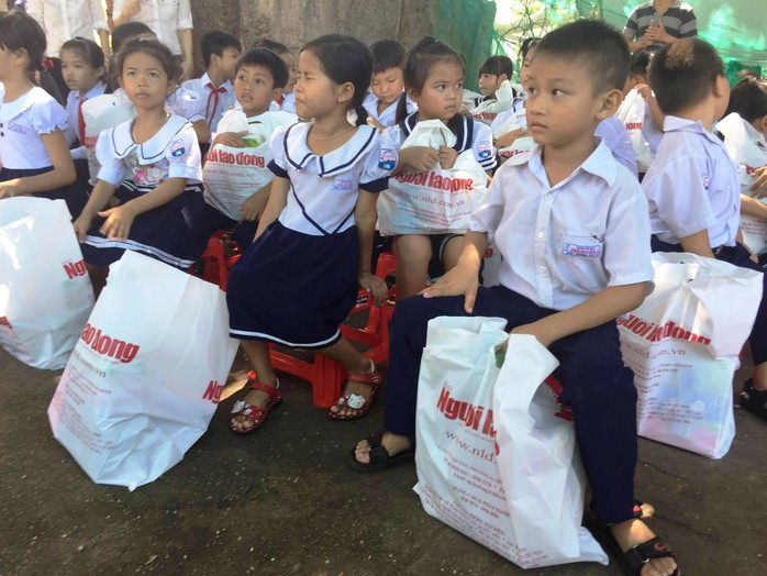 Trung thu sớm cho trẻ em biển đảo Khánh Hòa - Ảnh 4.