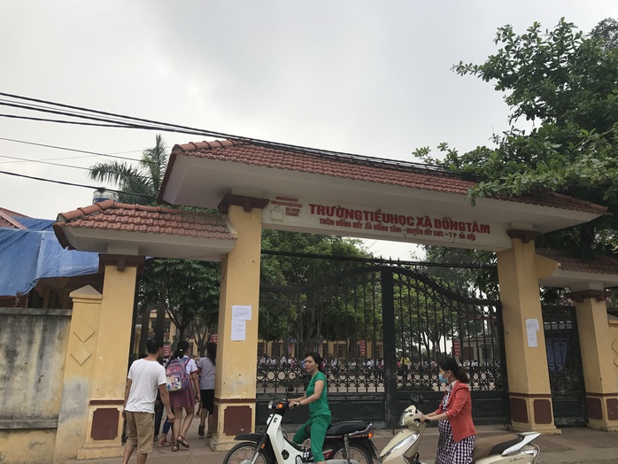 
Nhiều phụ huynh đưa con đến Trường tiểu học xã Đồng Tâm sáng 20-4
