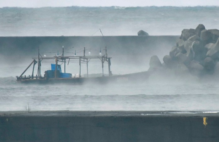 
Một chiếc thuyền gỗ nghi của Triều Tiên xuất hiện gần bờ biển Yurihonjo, tỉnh Akita của Nhật Bản vào ngày 24-11. Ảnh: Reuters

