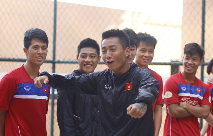 U22 Việt Nam chơi bóng rổ, Hồ Tuấn Tài cười rạng rỡ - Ảnh 1.