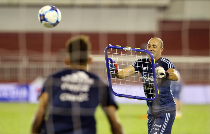 Các HLV U20 Argentina thích... chụp ảnh - Ảnh 8.