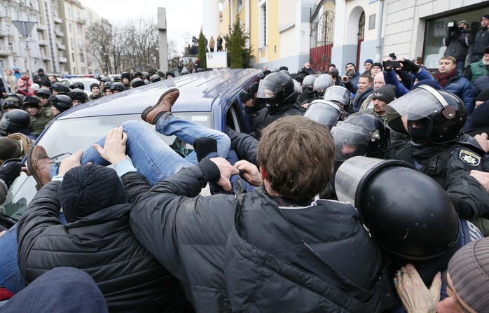 Tình báo Ukraine trèo lên mái nhà bắt cựu tổng thống Georgia - Ảnh 6.
