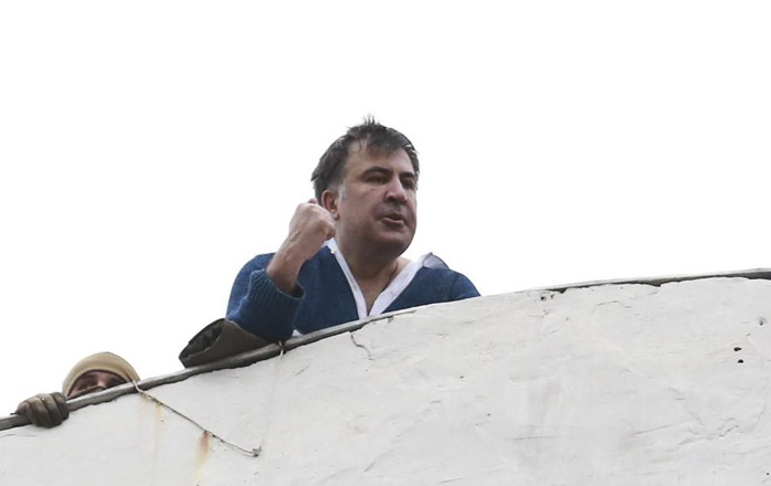 Tình báo Ukraine trèo lên mái nhà bắt cựu tổng thống Georgia - Ảnh 2.