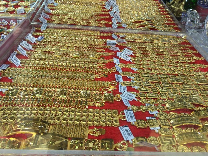 Giá vàng SJC rớt mạnh, thấp hơn vàng thế giới gần nửa triệu đồng - Ảnh 1.