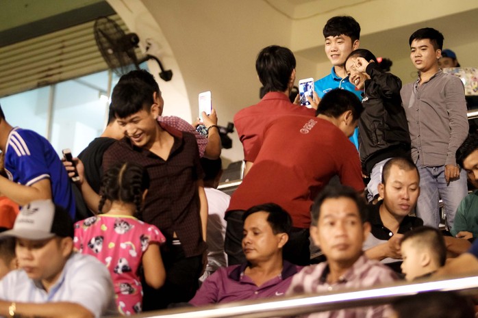 Fan vây kín Xuân Trường trên khán đài sau trận thắng 4-0 - Ảnh 4.
