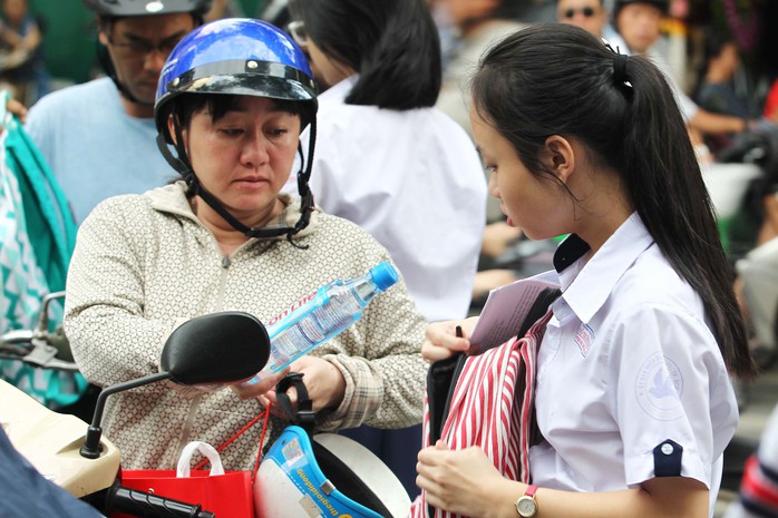 Chùm ảnh: Nét căng thẳng, âu lo ngày đầu thi lớp 10 - Ảnh 1.