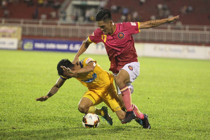 Thua Sài Gòn FC, CĐV Thanh Hoá ném pháo sáng xuống sân - Ảnh 2.