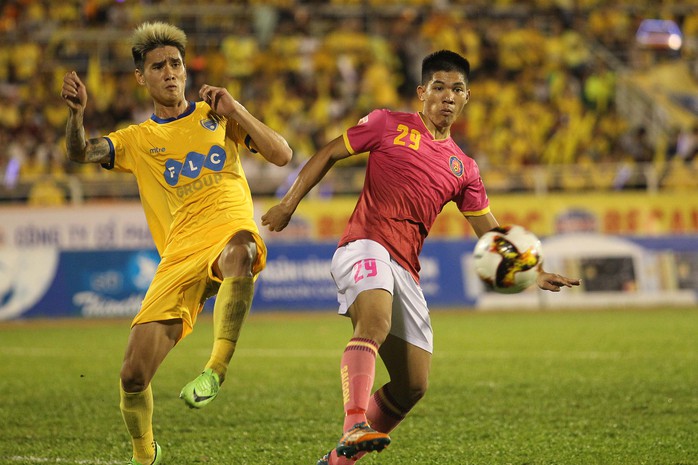 Thua Sài Gòn FC, CĐV Thanh Hoá ném pháo sáng xuống sân - Ảnh 1.