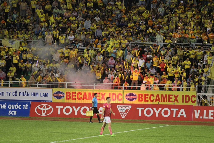 Thua Sài Gòn FC, CĐV Thanh Hoá ném pháo sáng xuống sân - Ảnh 3.